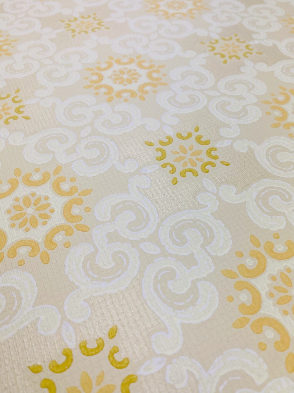 Graphic wallpaper yellow gold2