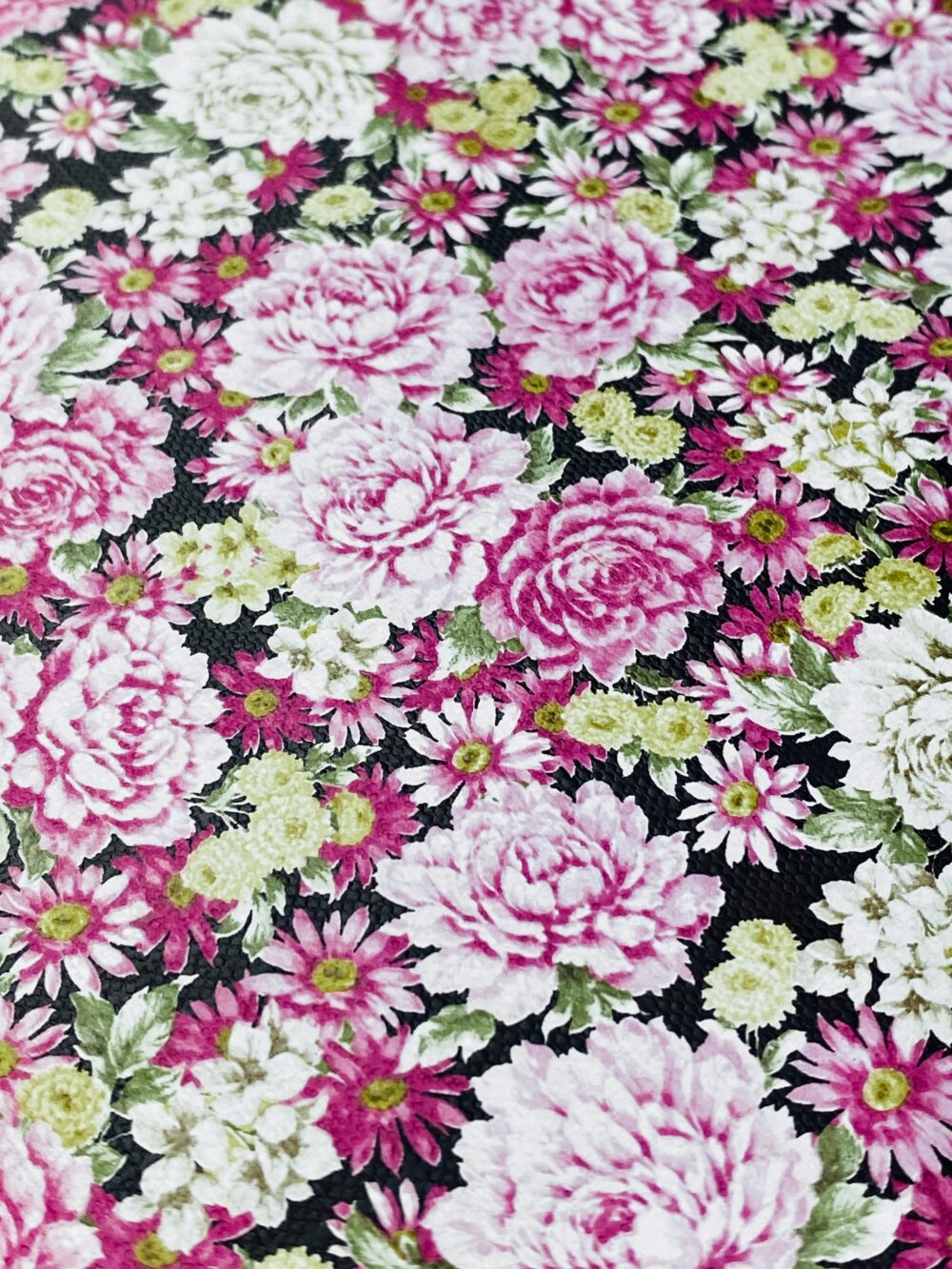 Vintage wallpaper pink roses on black2